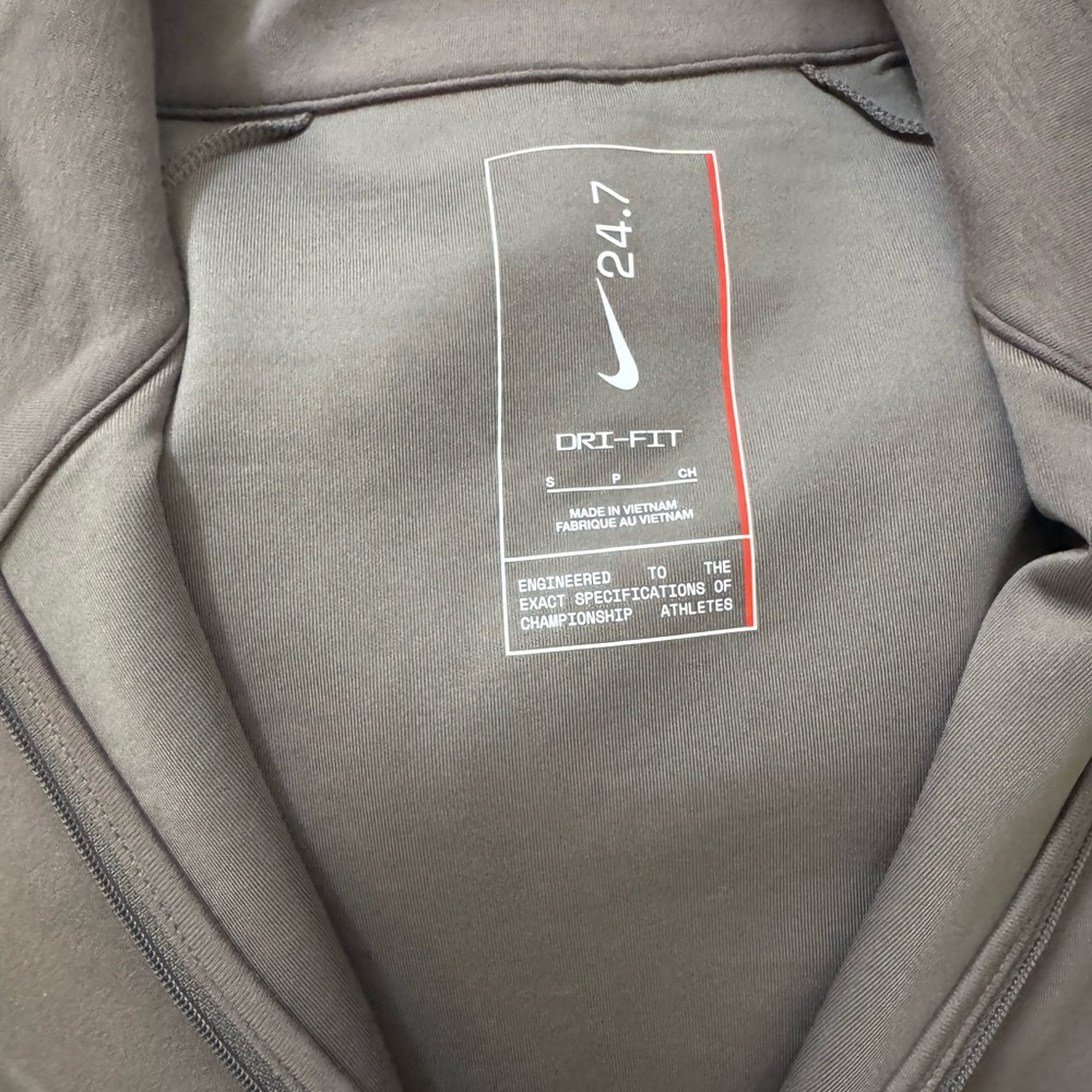 Nike 24.7 impossiblysoft Dri-fit 1/2 zip top - Picture 5 of 5